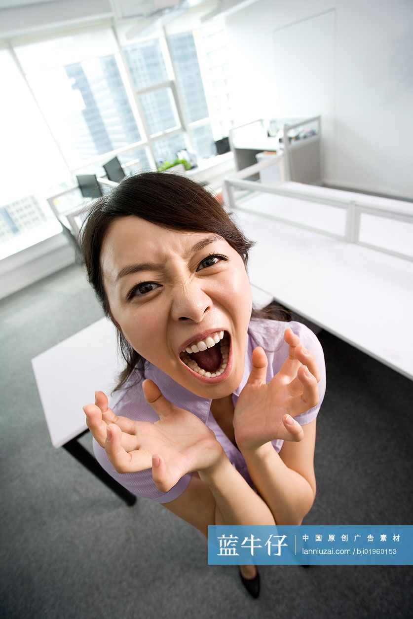商务女士呐喊