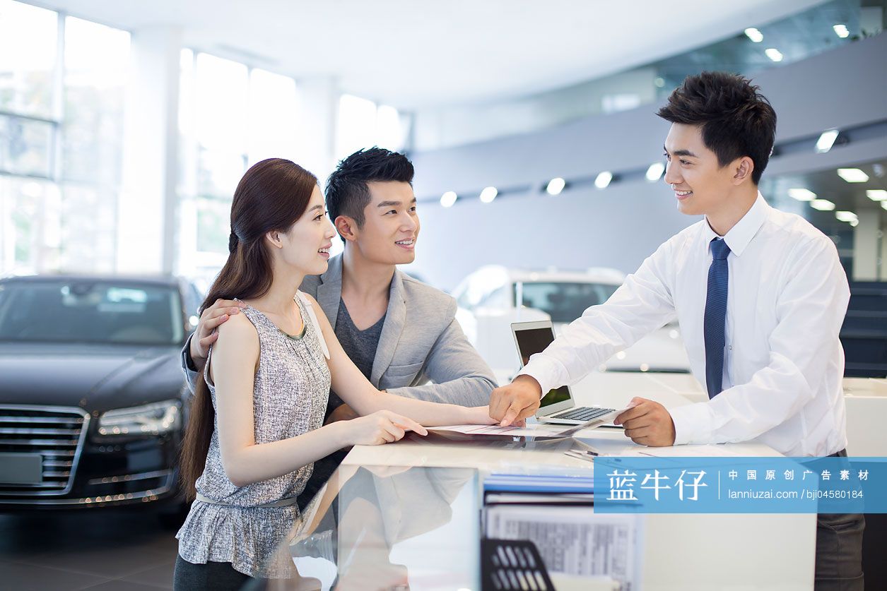 年轻夫妻在4S店购买汽车