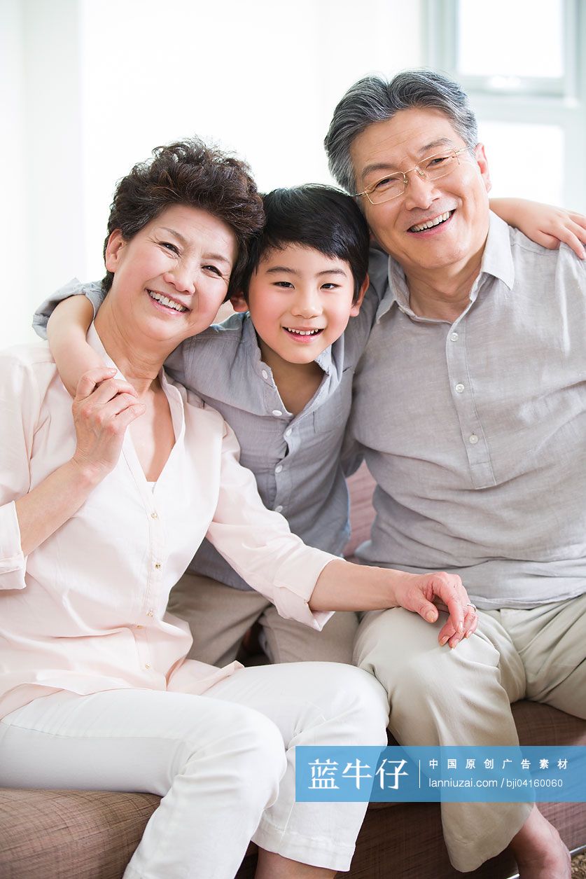 快乐的爷爷奶奶和孙子