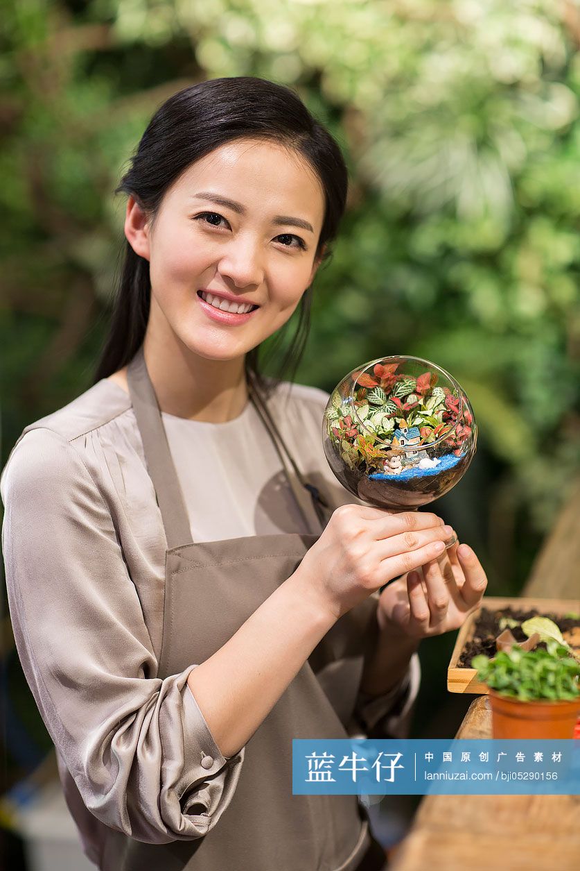 年轻女子在花店里工作