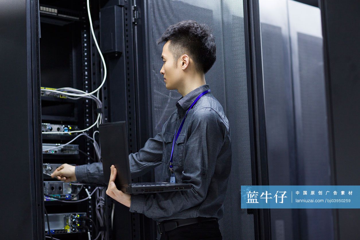 技术员在机房检查维修