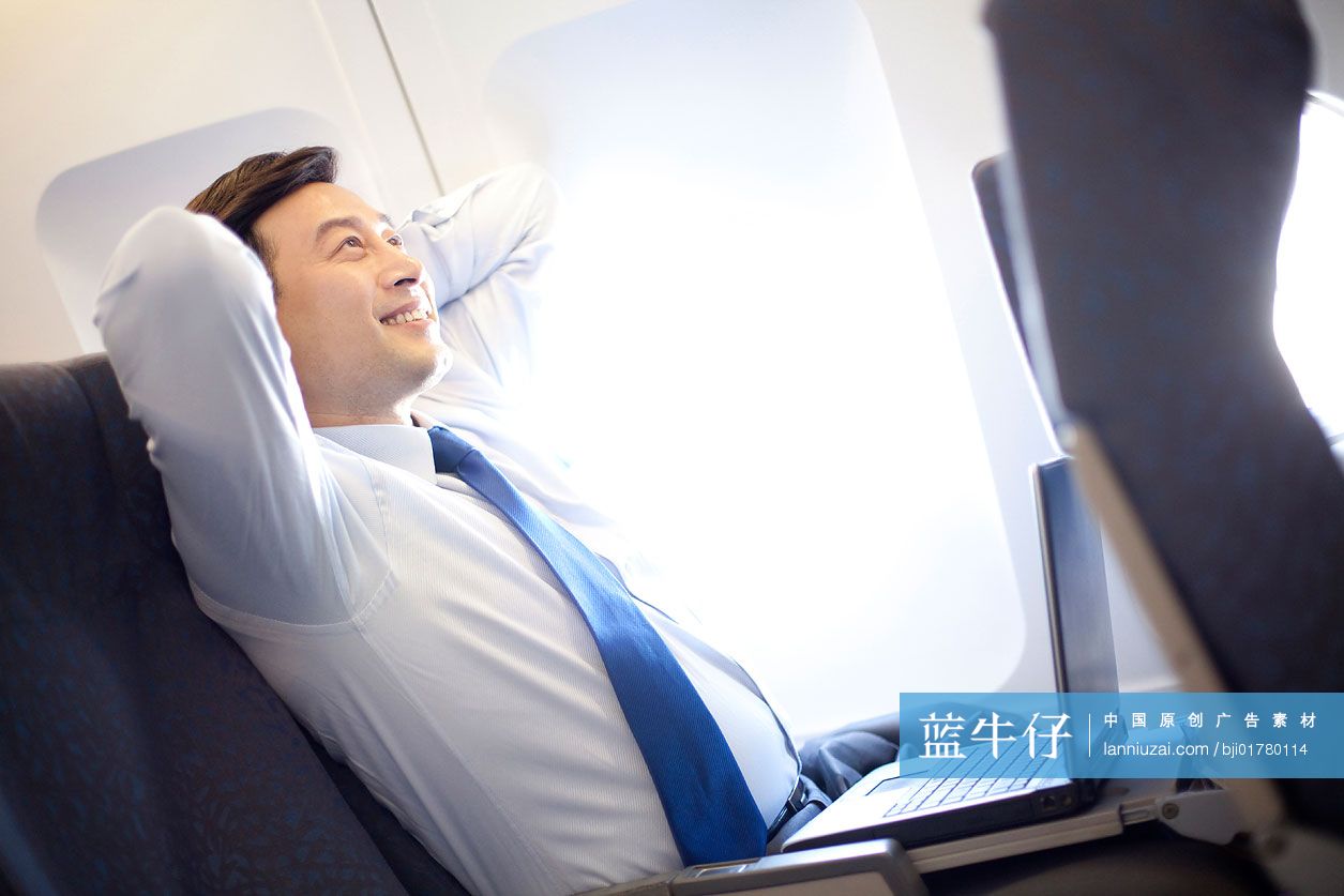 商务人士在机舱