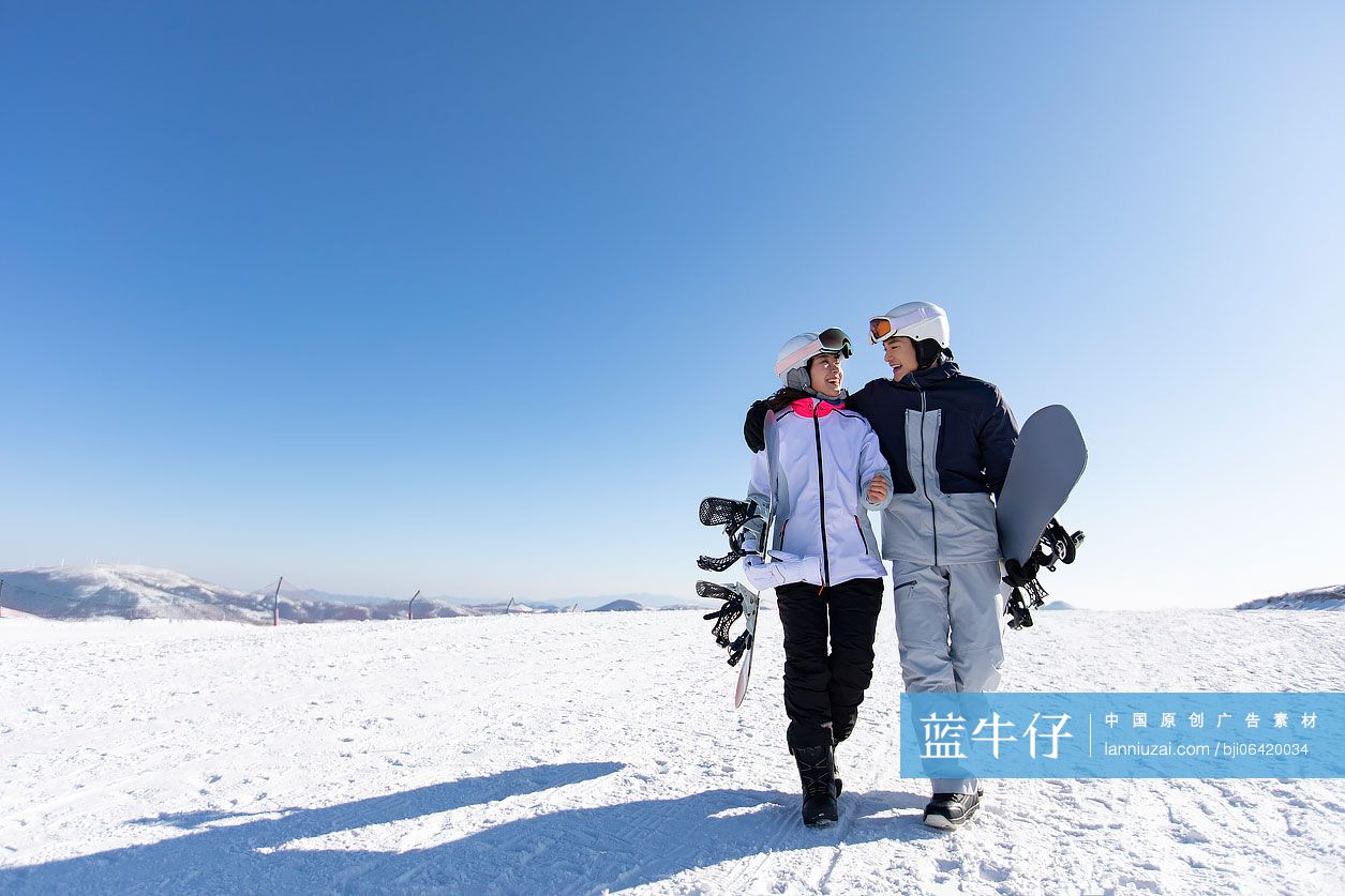 年轻情侣户外滑雪