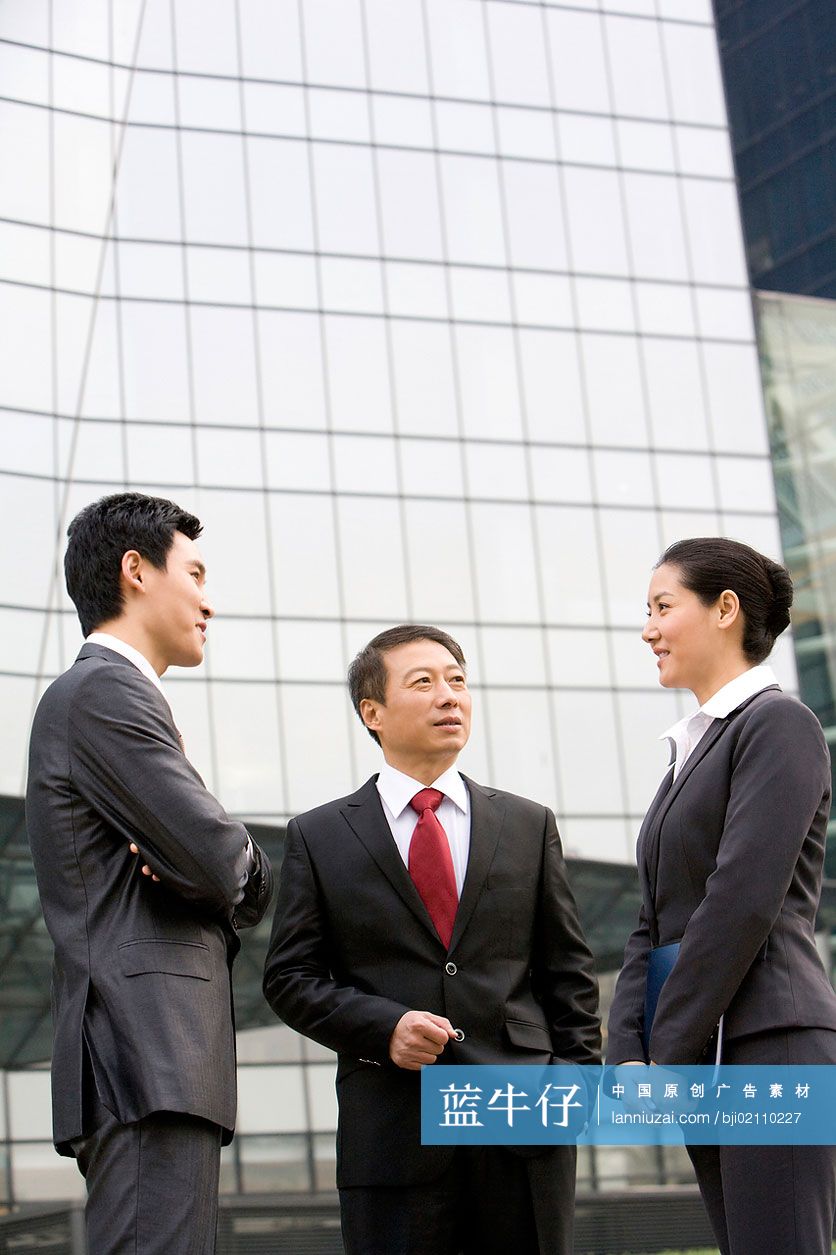 商务人士讨论