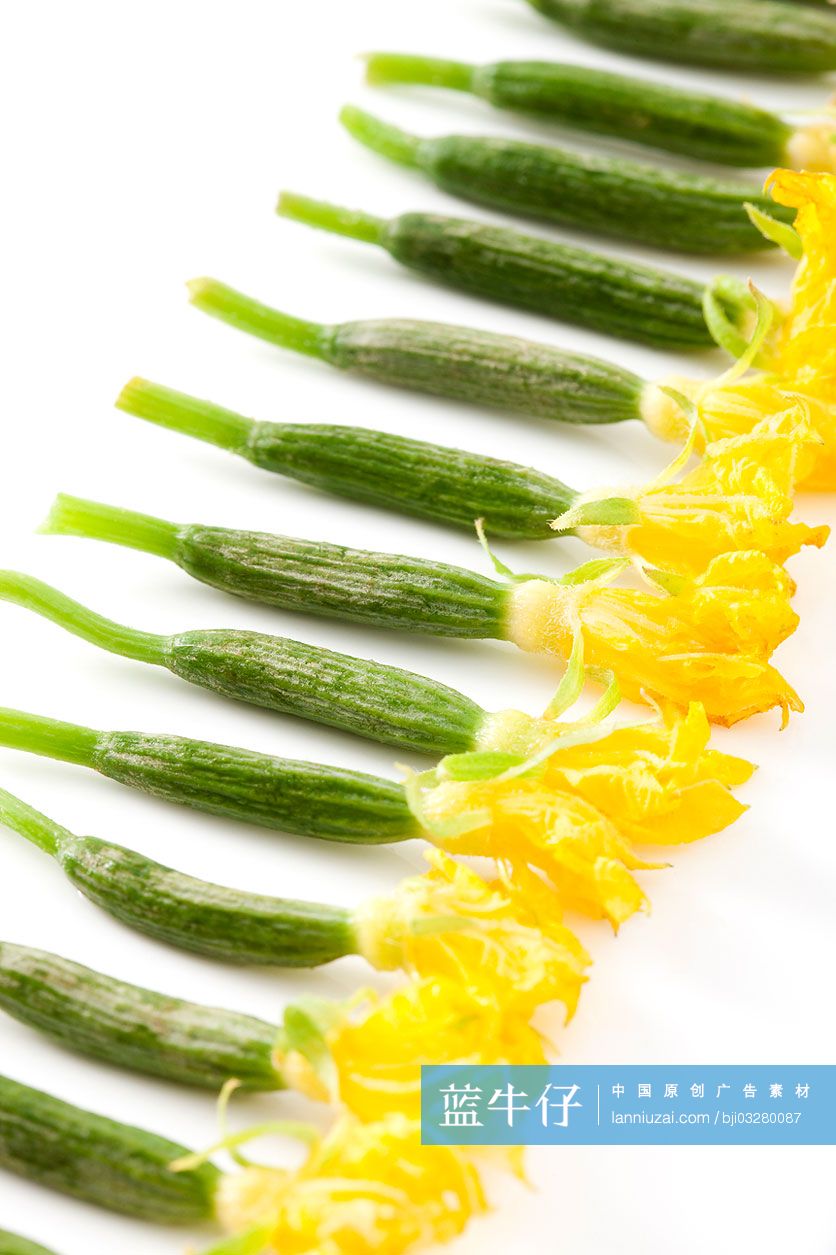 新鲜小黄瓜排成一列