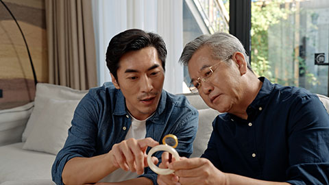 中年男子和父亲在家里鉴定古董