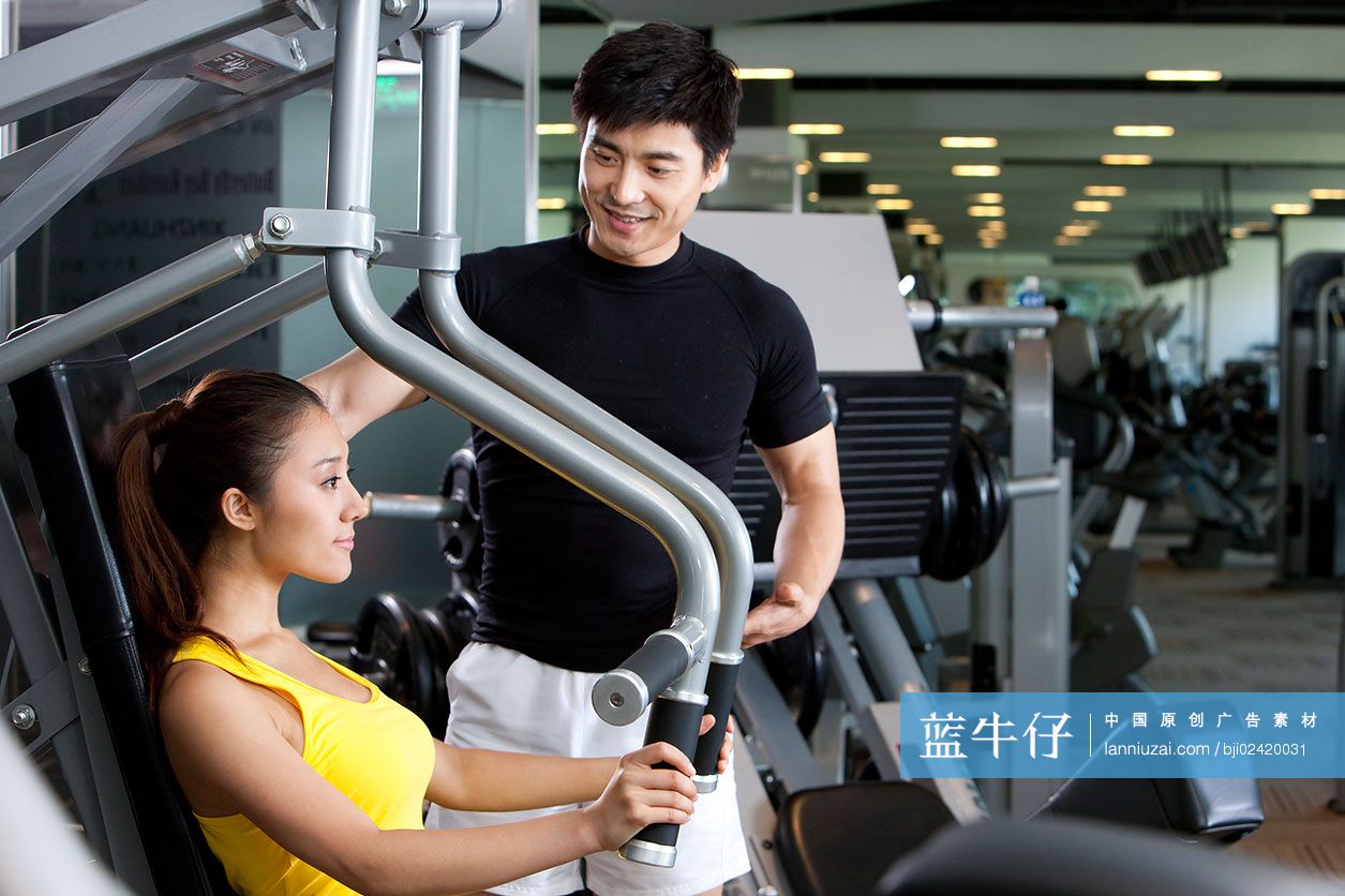 青年男女在健身馆健身-蓝牛仔影像-中国原创广告影像素材