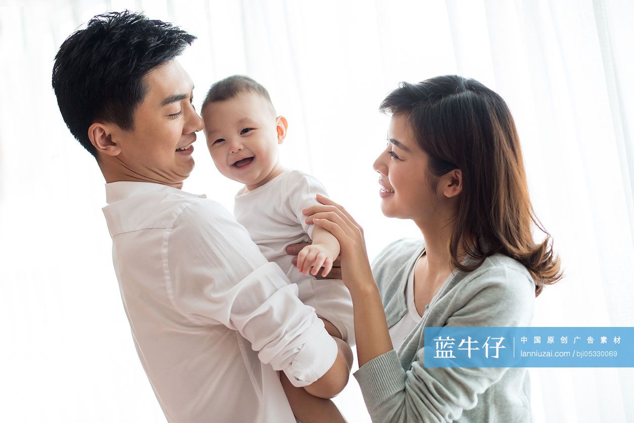 快乐的年轻家庭