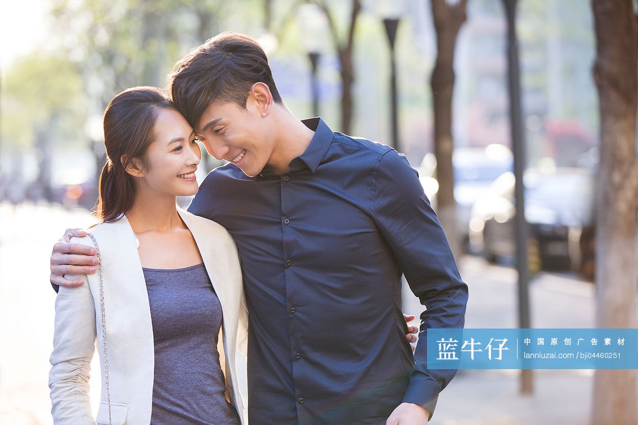 年轻情侣一起散步-蓝牛仔影像-中国原创广告影像素材