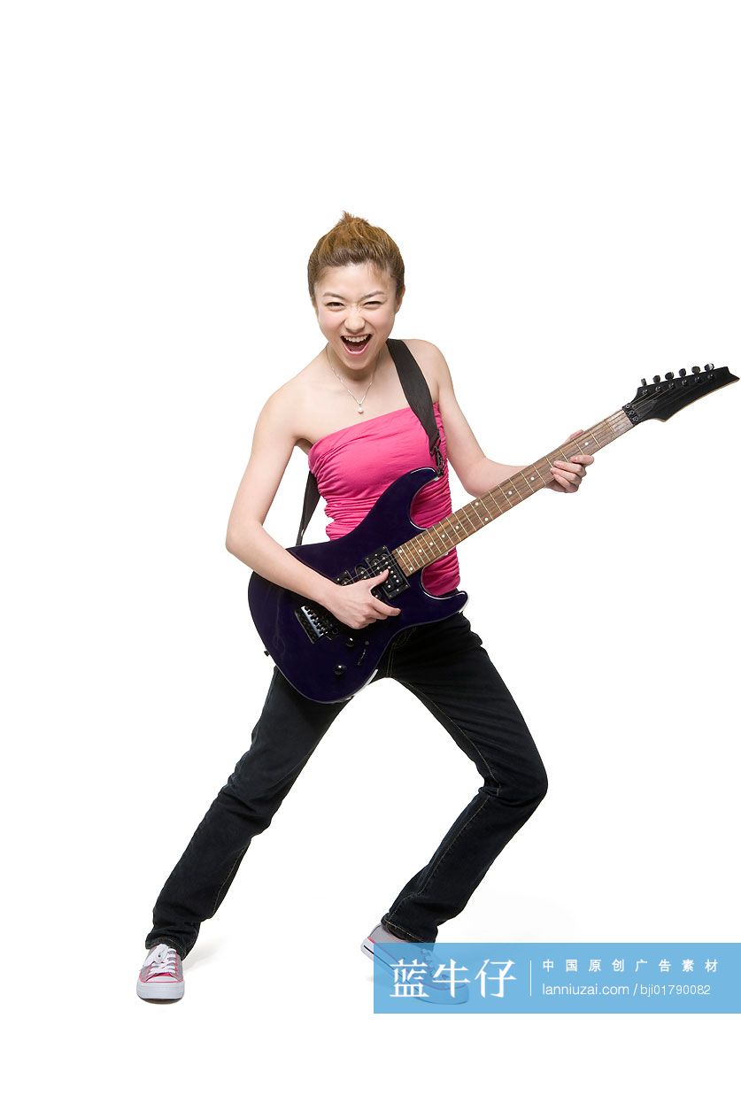 充满活力的年轻人弹吉他