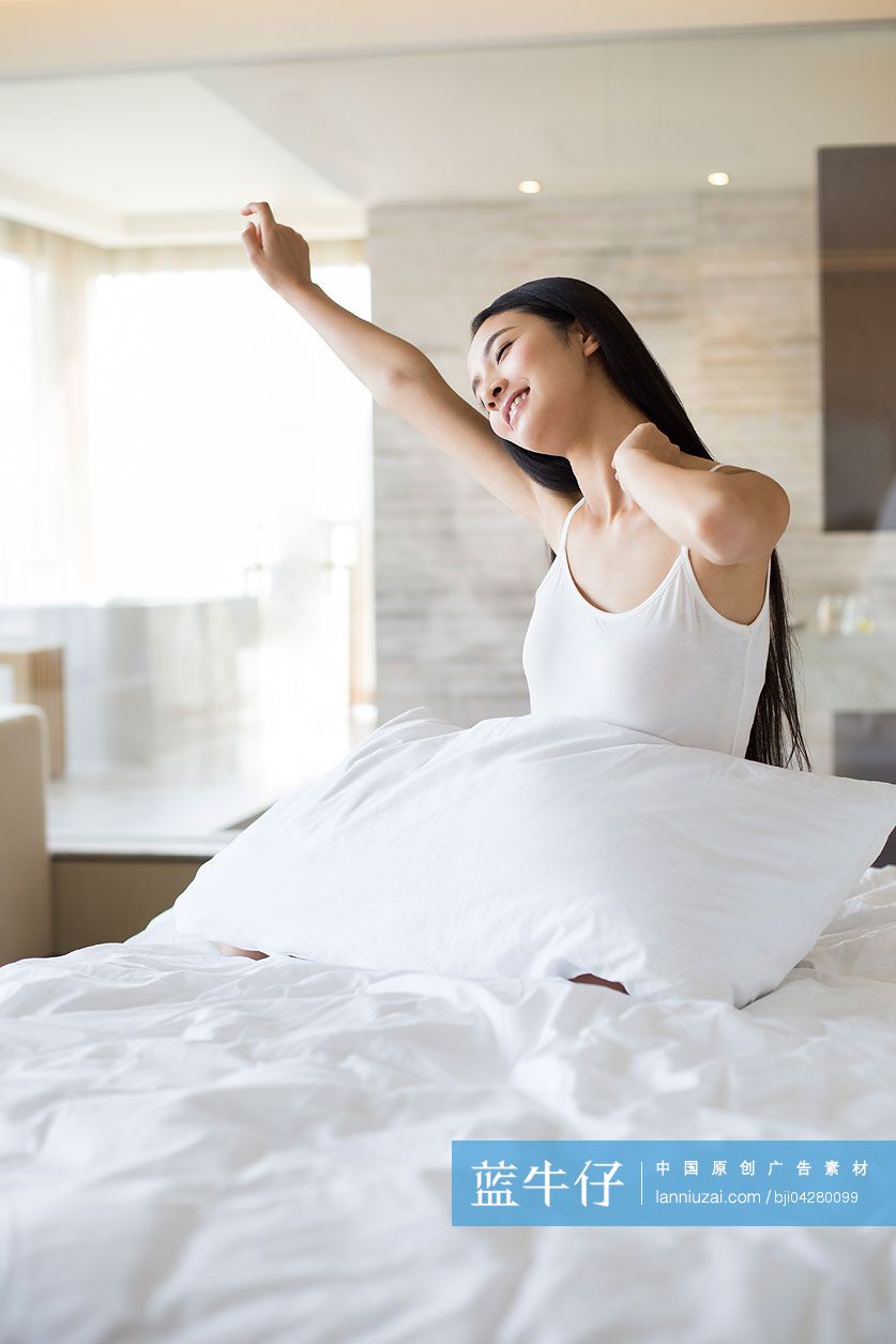 年轻女子起床伸懒腰