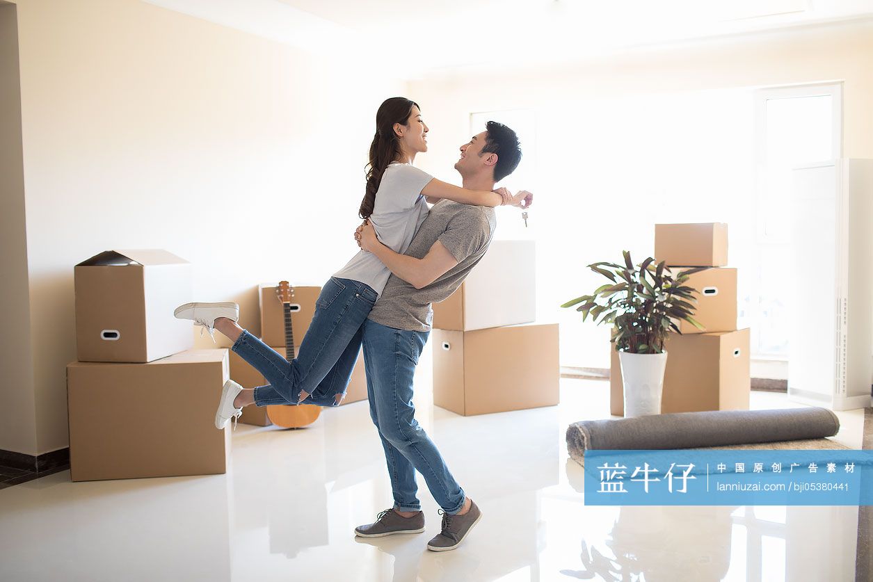 年轻夫妇搬入新家-蓝牛仔影像-中国原创广告影像素材