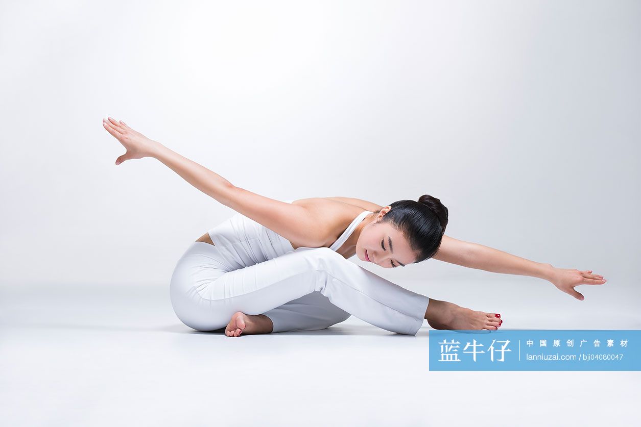 年轻女性练瑜伽