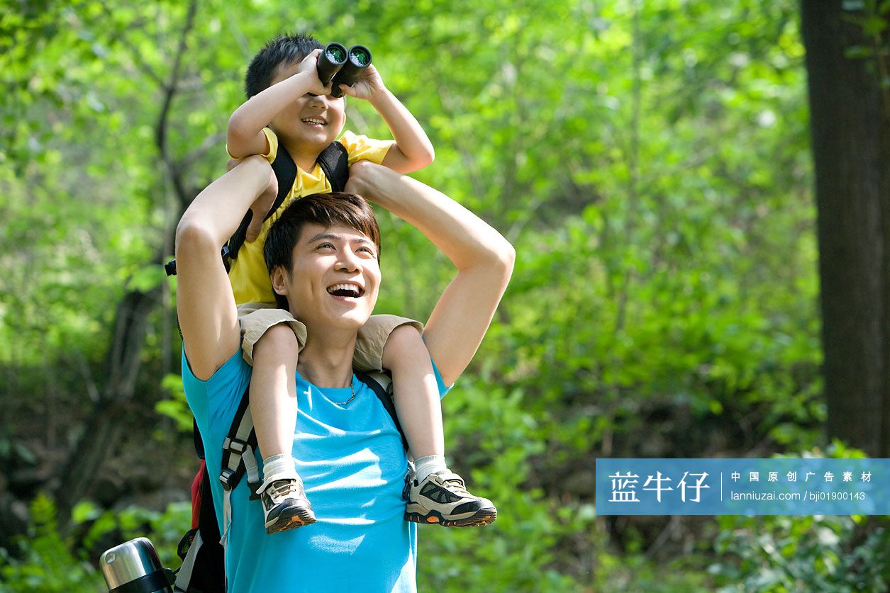 父子俩树林嬉戏