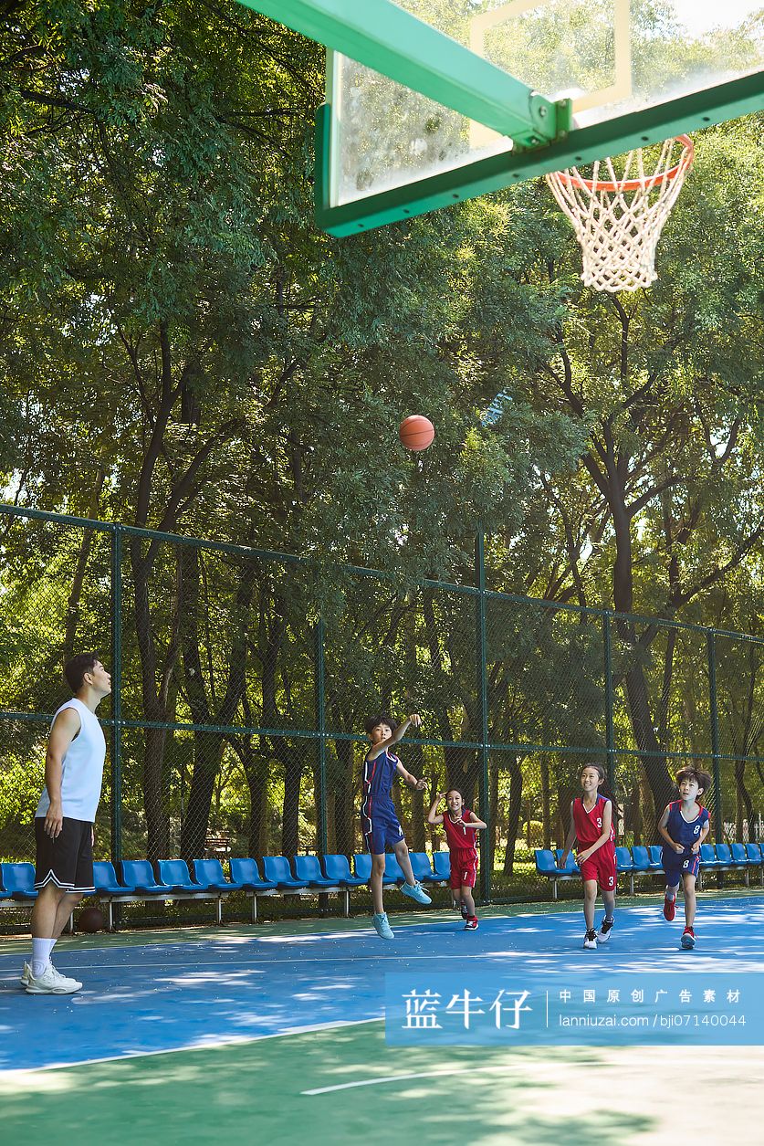 教练指导孩子们打篮球
