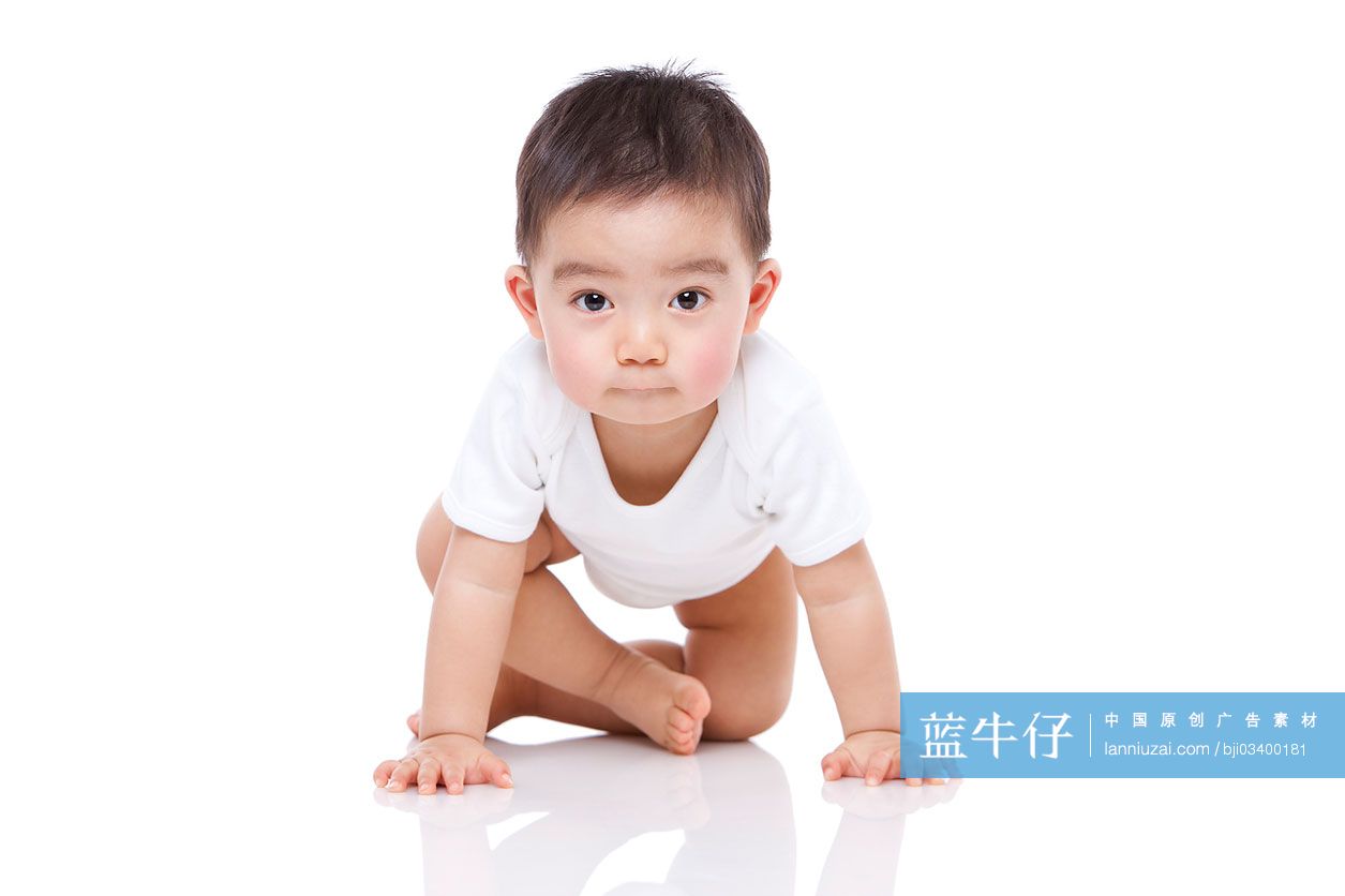 男婴在地板上爬