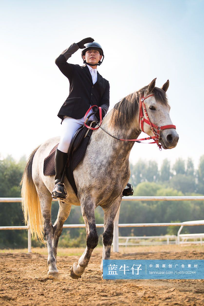 年轻男子骑马