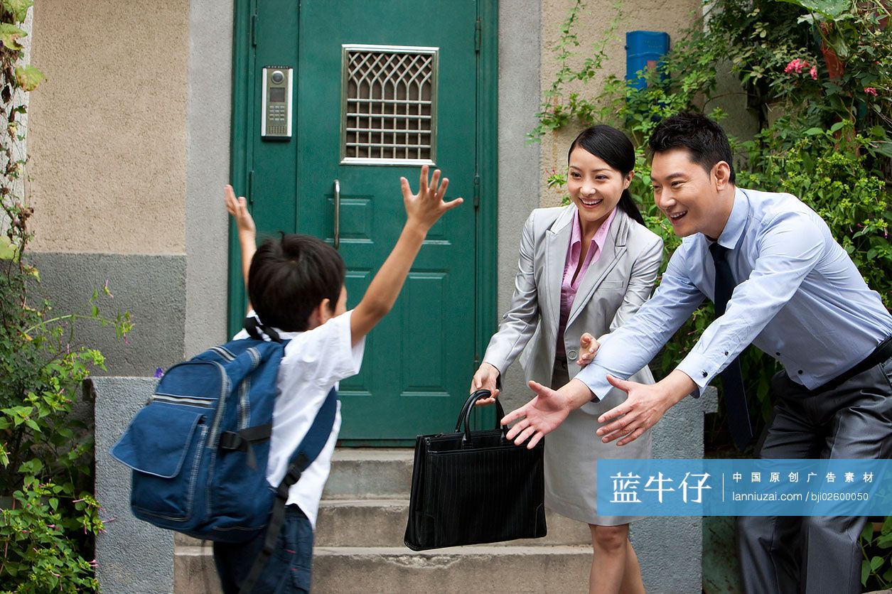 爸爸妈妈迎接小男孩放学回家