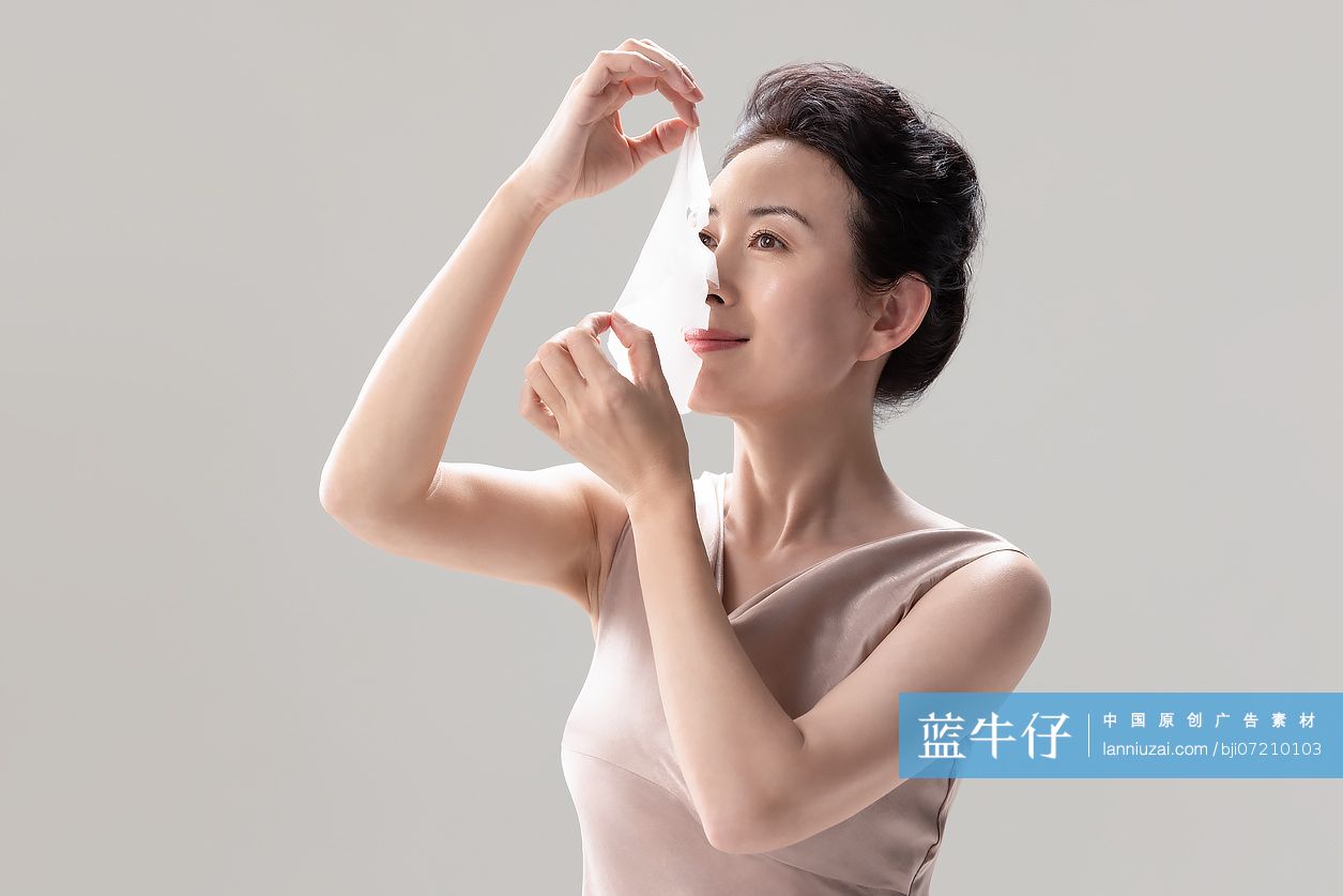 美丽的女性使用面膜