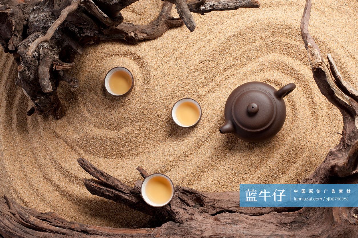 茶具和沙地