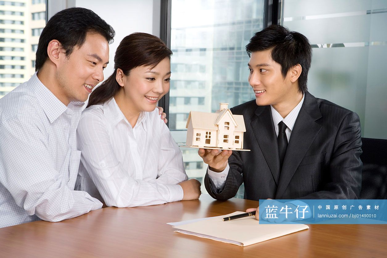 商务男士和客户讨论建筑模型