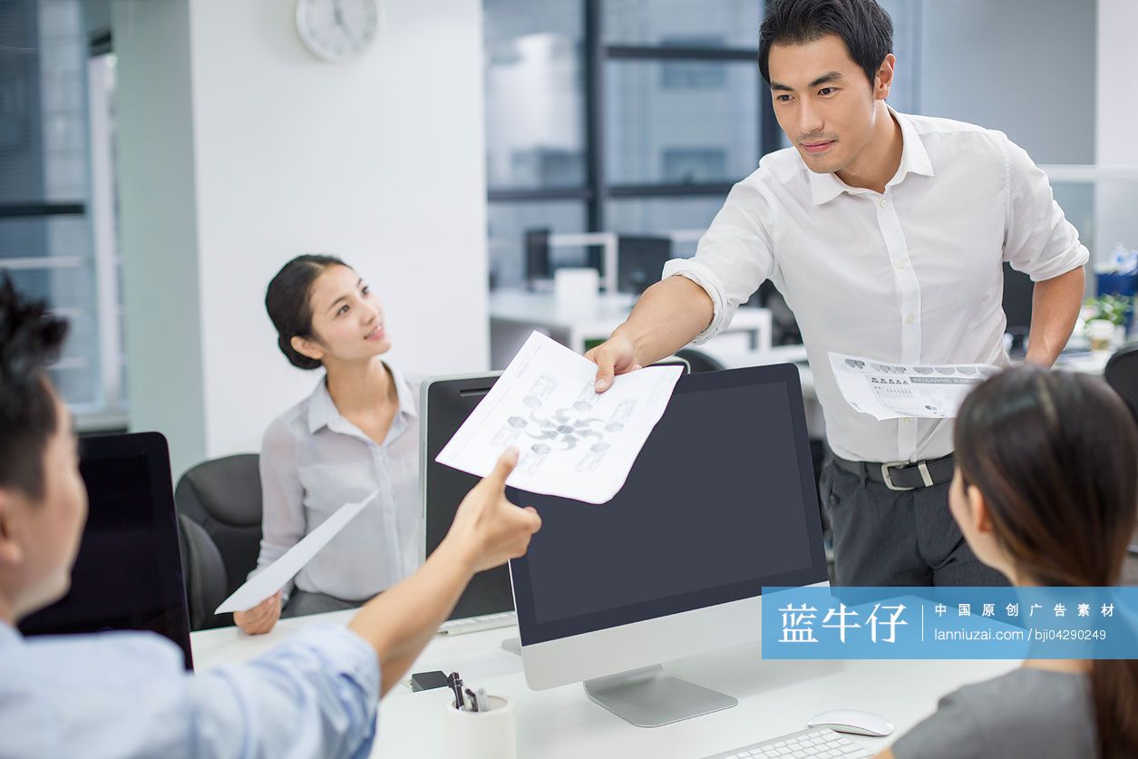 年轻商务人士在办公室讨论