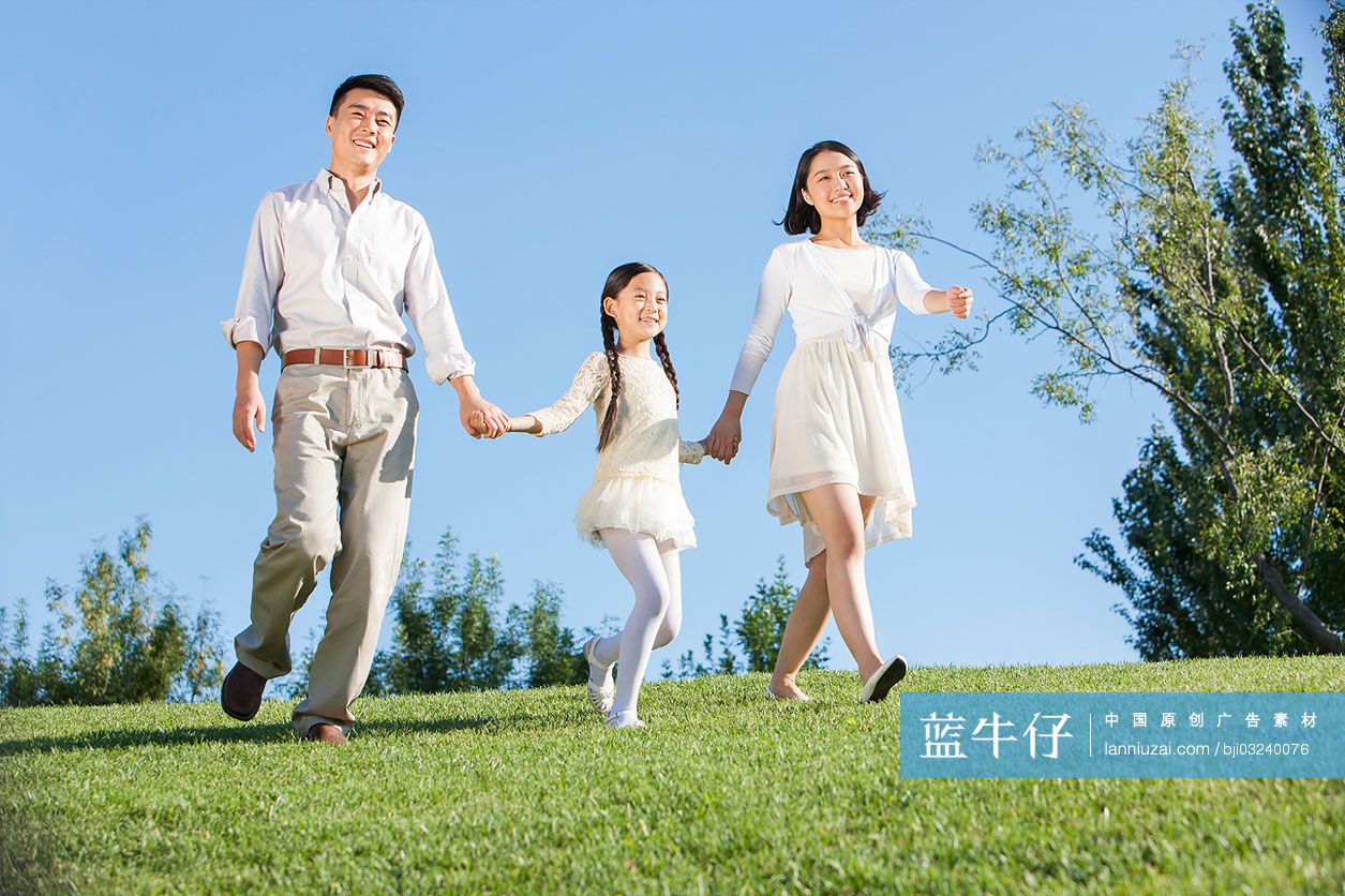 快乐的公园一家三口-蓝牛仔影像-中国原创广告影像素材