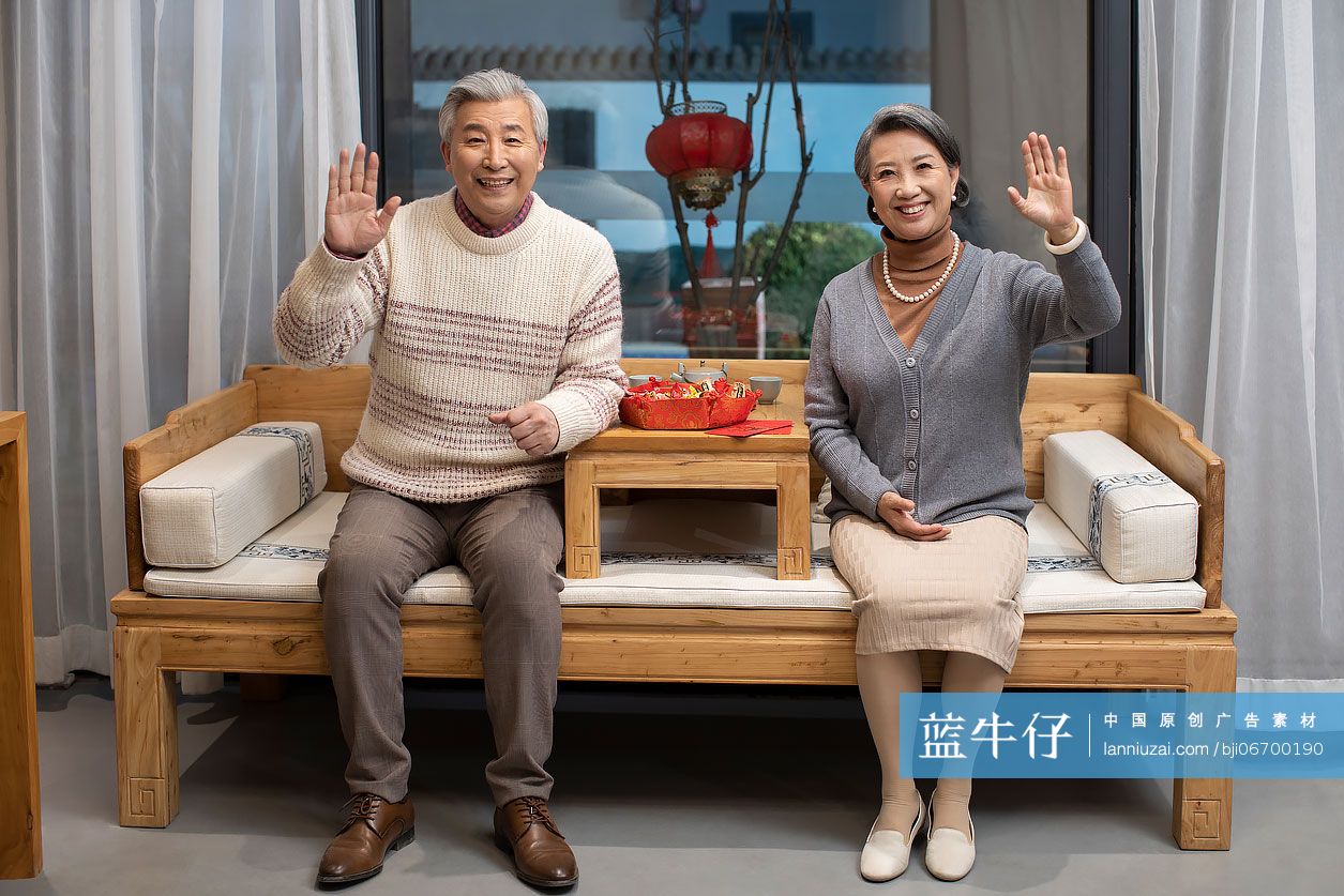 快乐的老年夫妇庆祝新年-蓝牛仔影像-中国原创广告影像素材