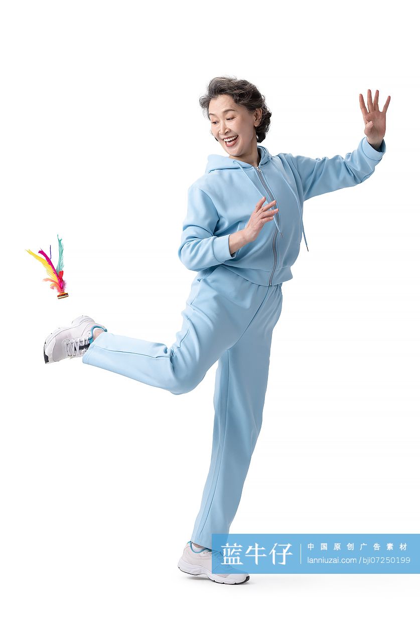 快乐的老年女子锻炼身体