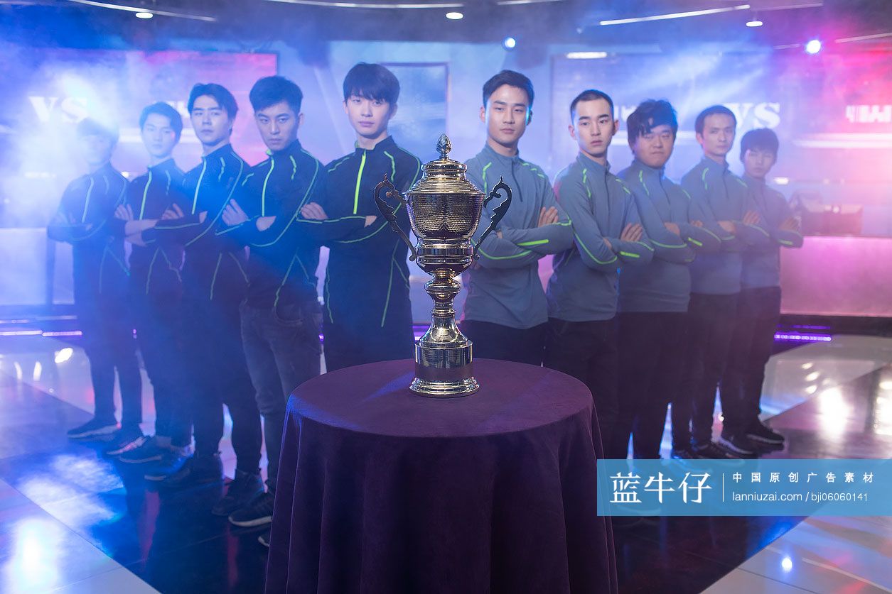 年轻人参加电竞比赛