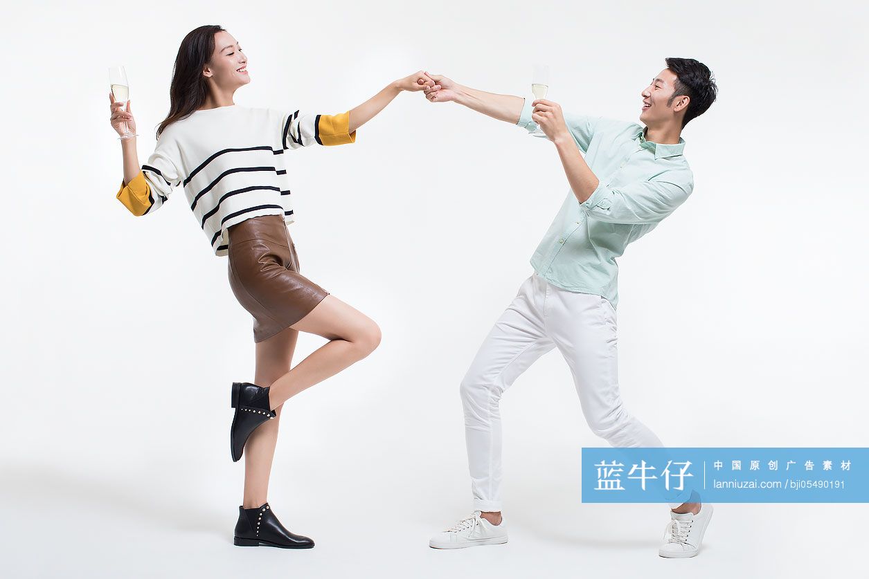 快乐的年轻情侣喝香槟