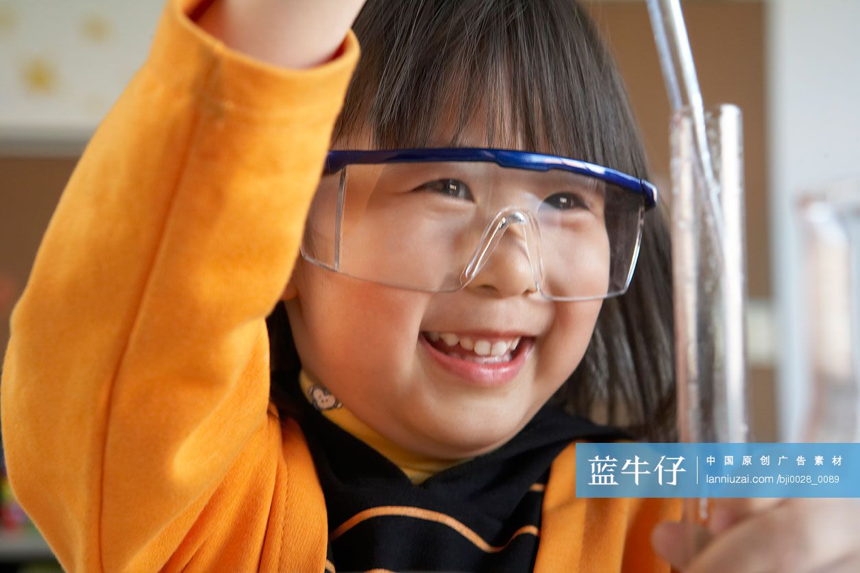 小女孩做实验