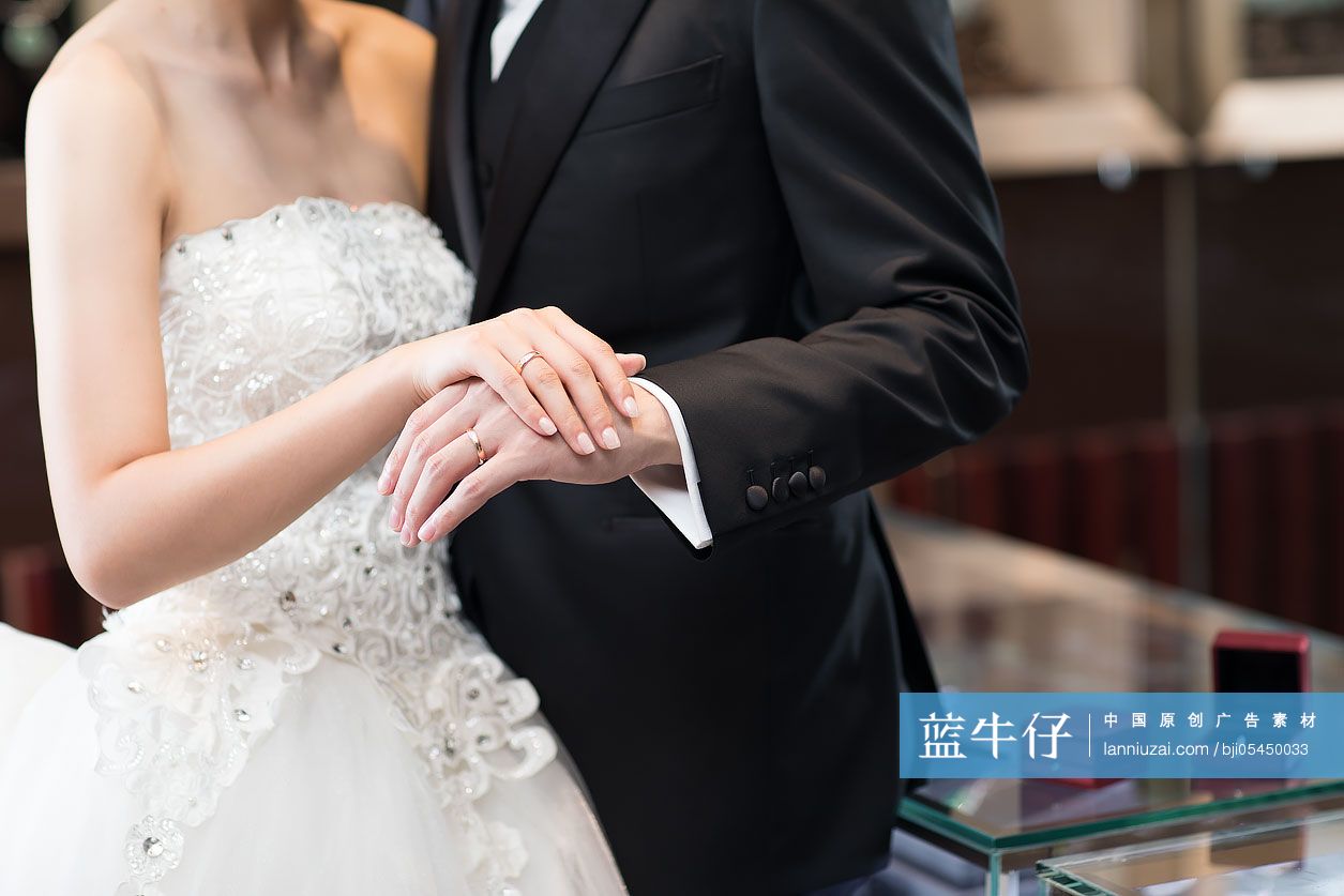 幸福的新娘和新郎在珠宝店买戒指