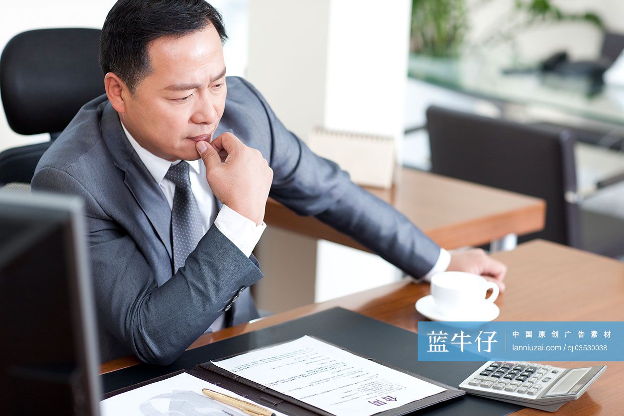 苦恼的中年商务男士