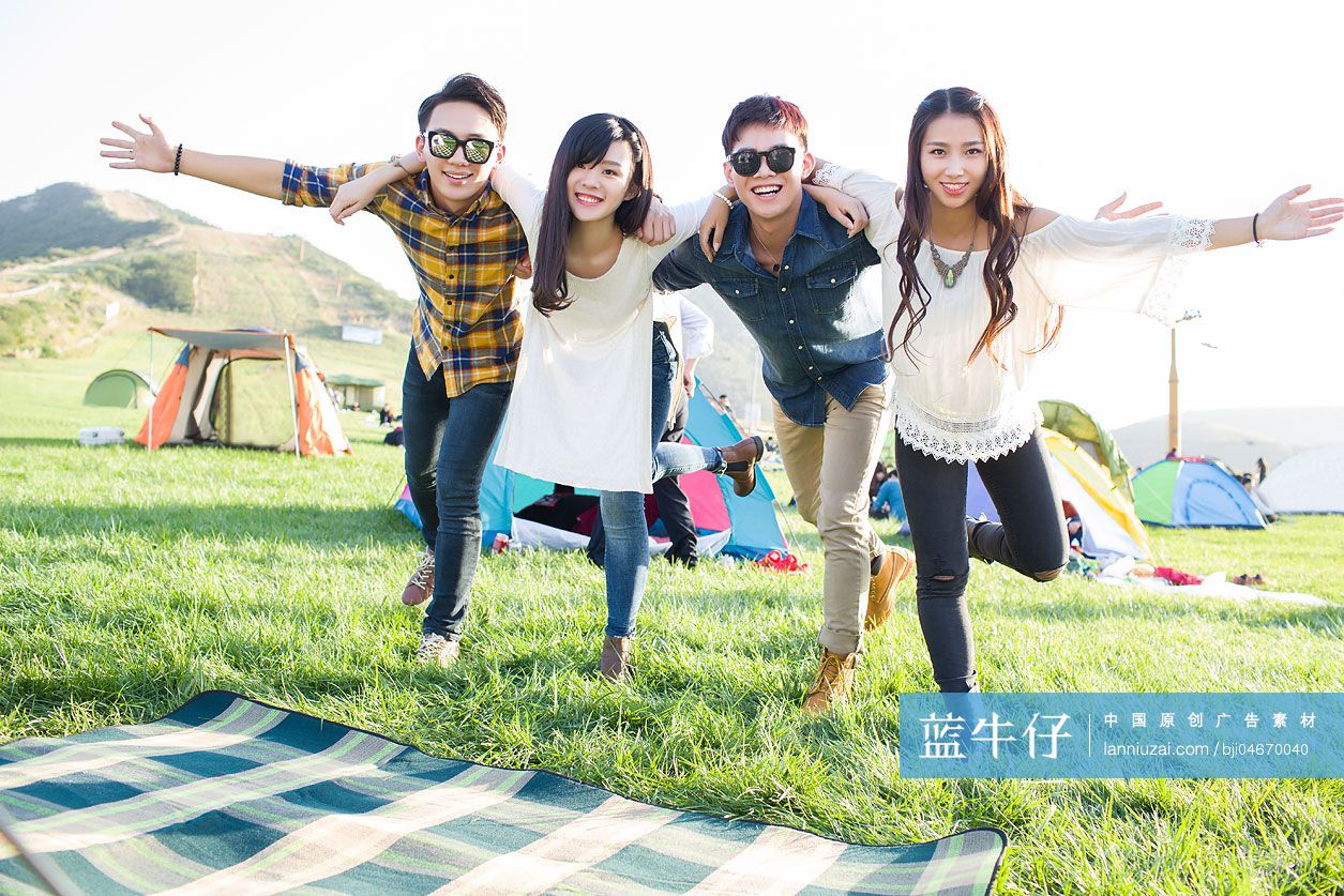 年轻人参加音乐节