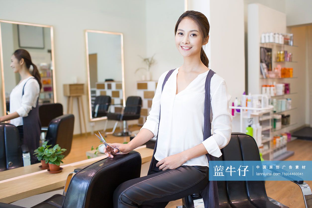 女理发师在理发店里