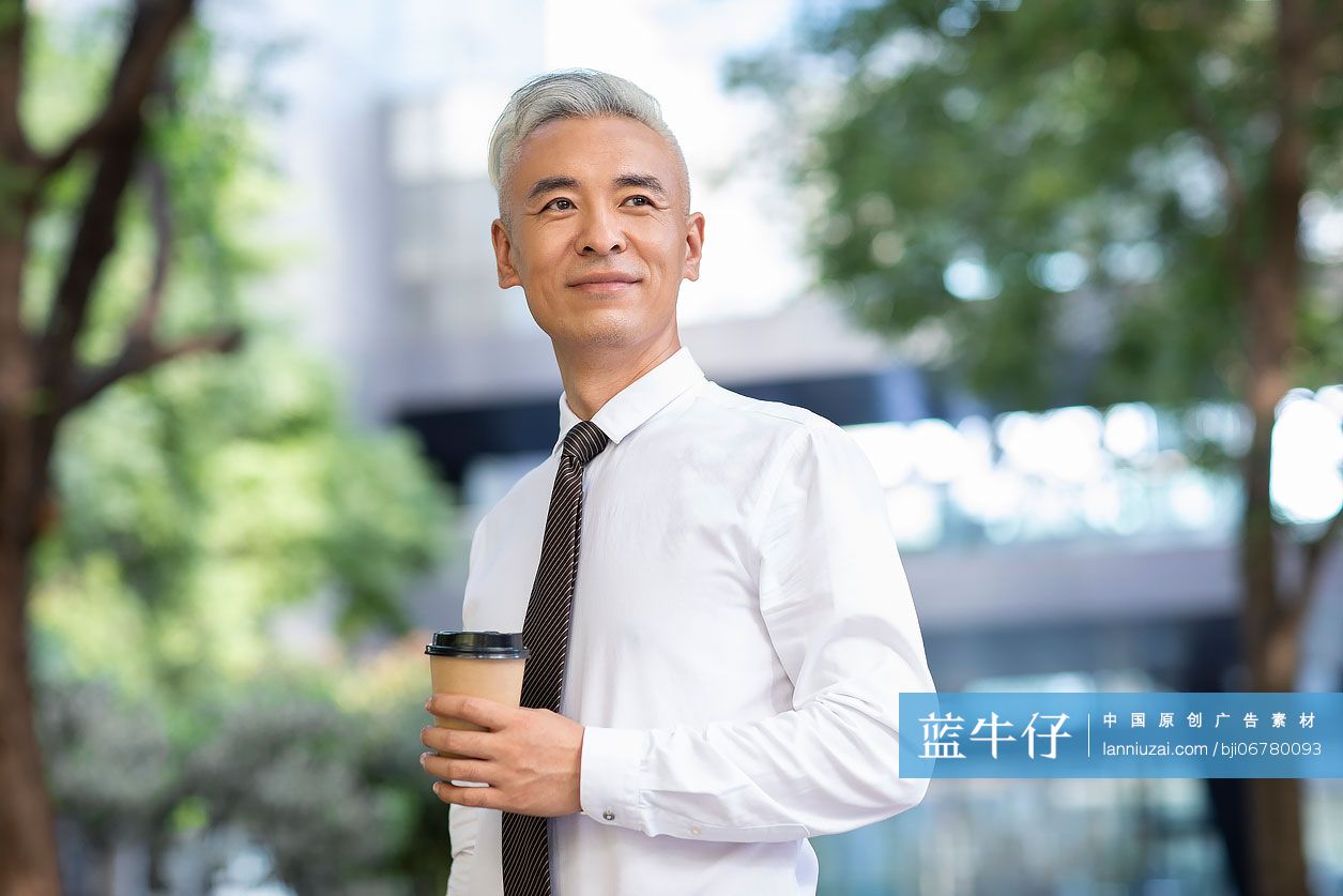 商务人士拿着一杯咖啡