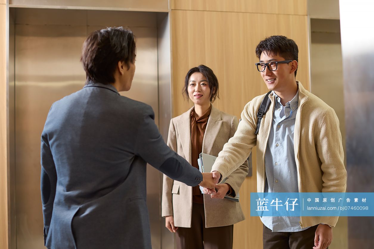 商务人士送别合作伙伴