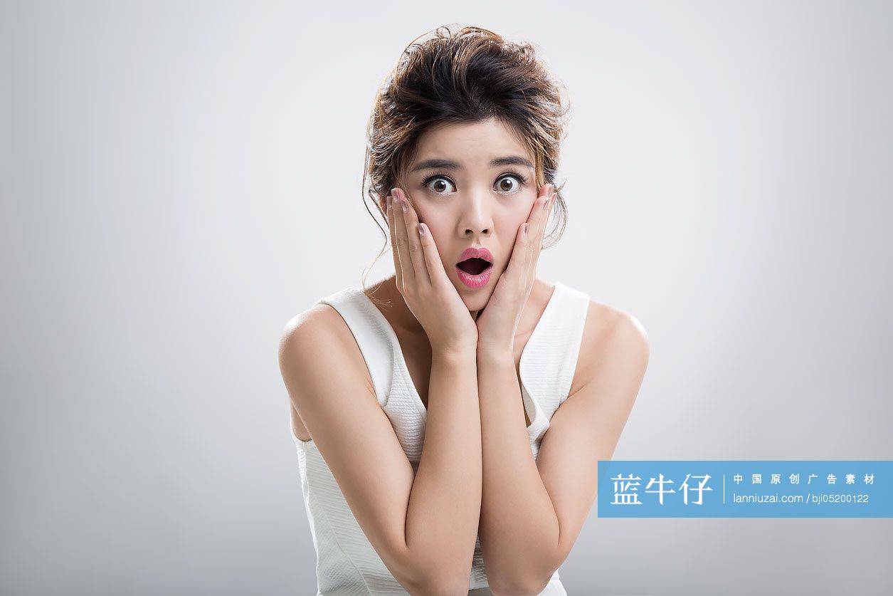 震惊的年轻美女