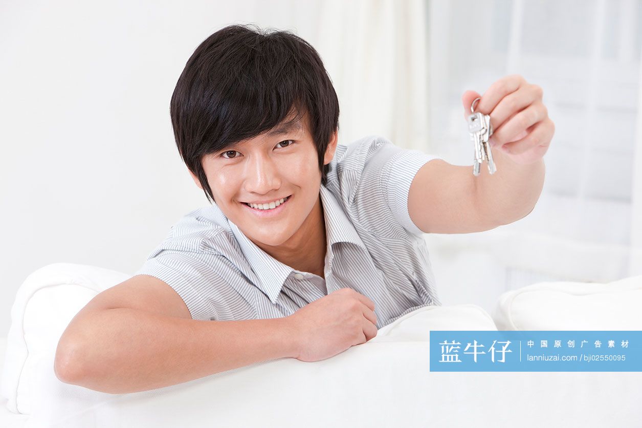 青年男子展示钥匙