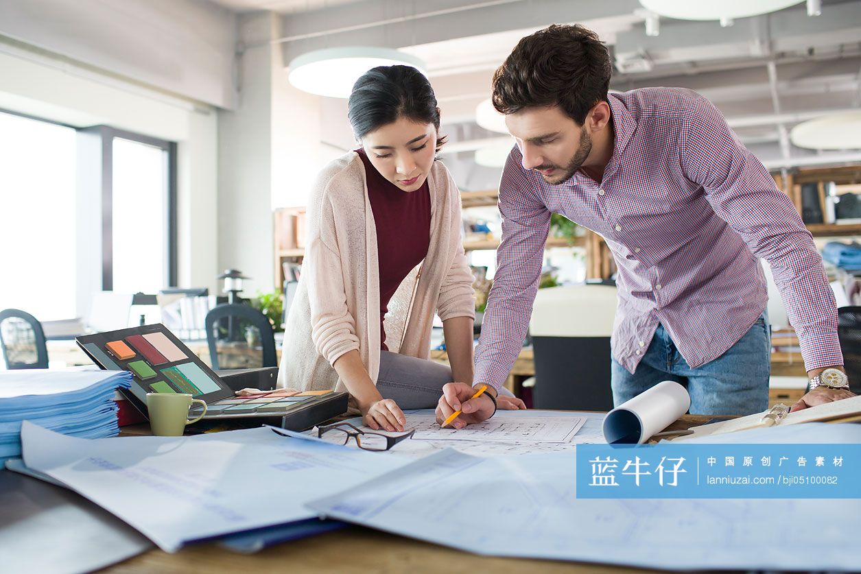 建筑设计师在办公室讨论工作