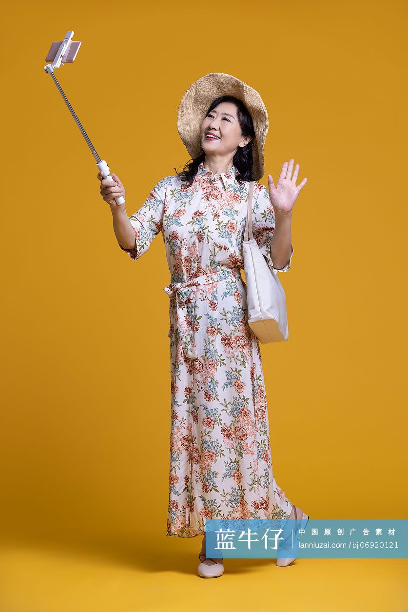 快乐的老年女子用手机自拍