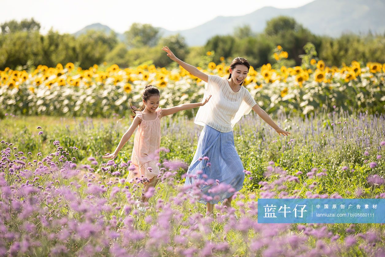 母女俩在花田里蓝牛仔影像中国原创广告影像素材