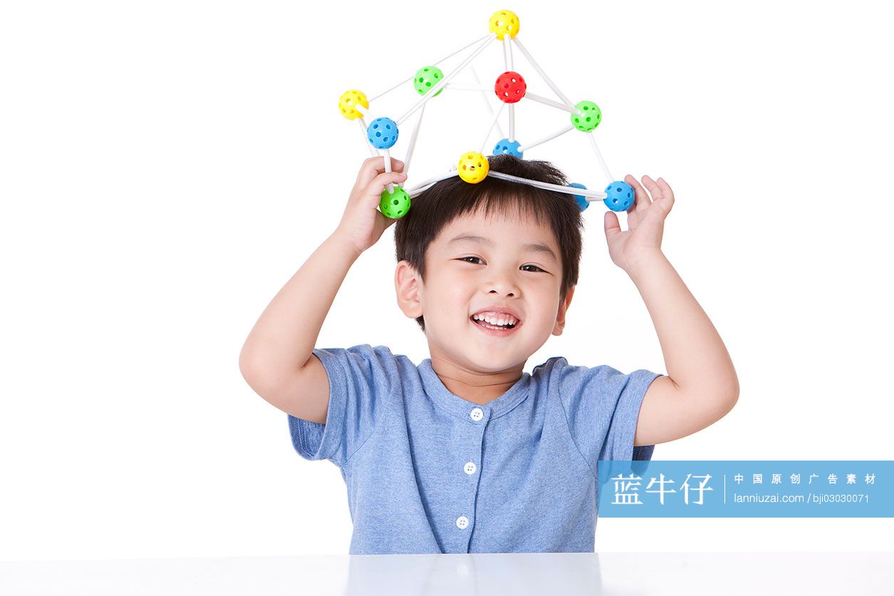 小男孩玩万象球