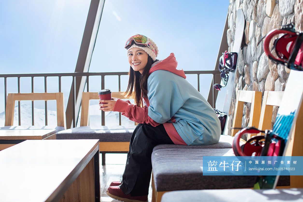 快乐的年轻女士喝咖啡