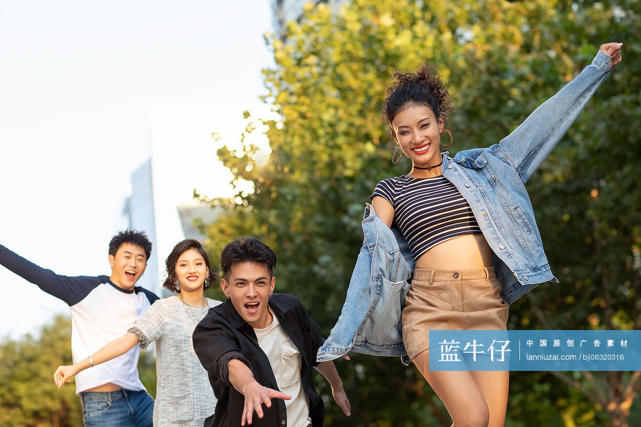 年轻人在街头玩耍