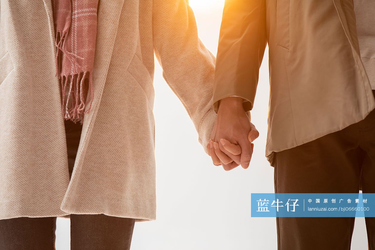 甜蜜的年轻情侣手牵手