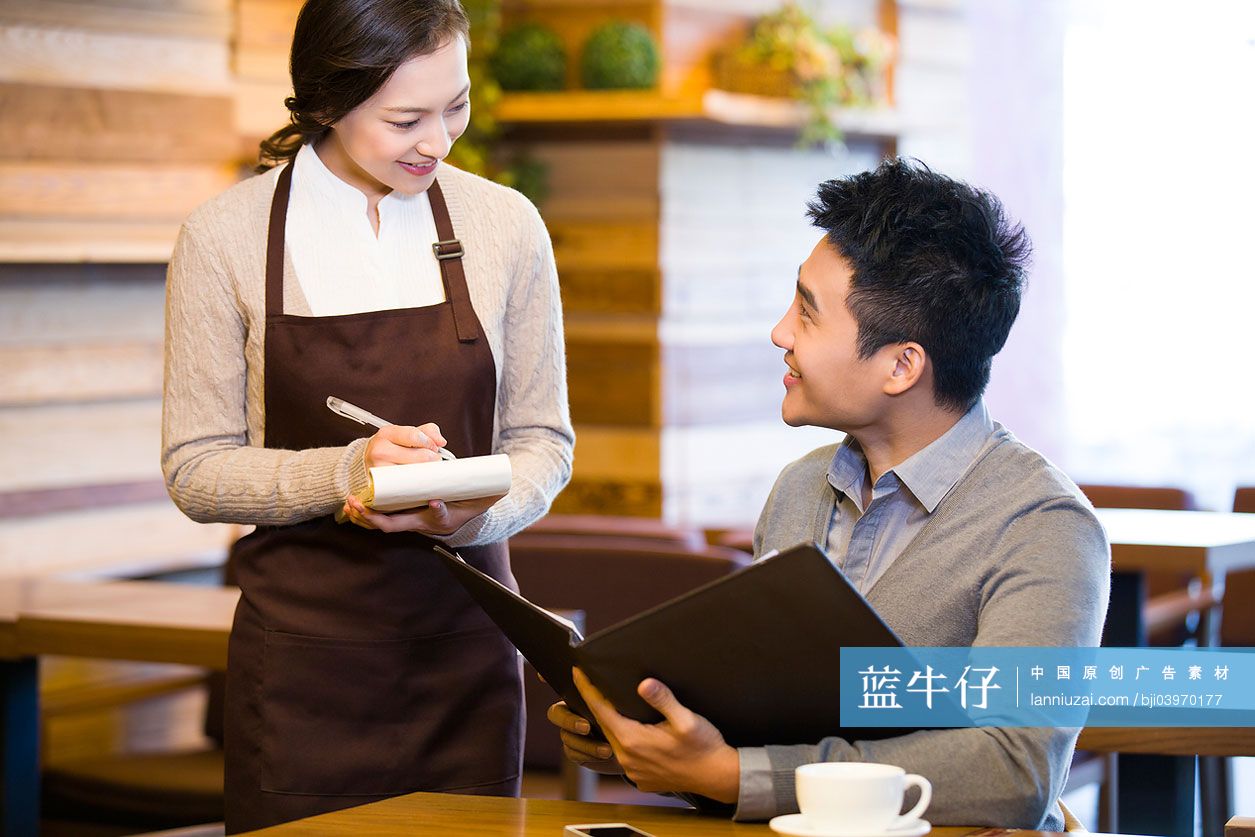 年轻男子在咖啡店点餐