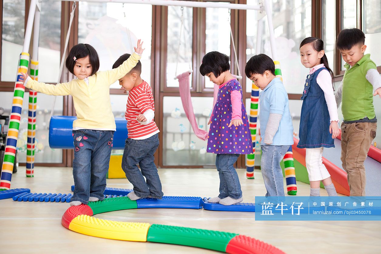 幼儿园小朋友们玩游戏