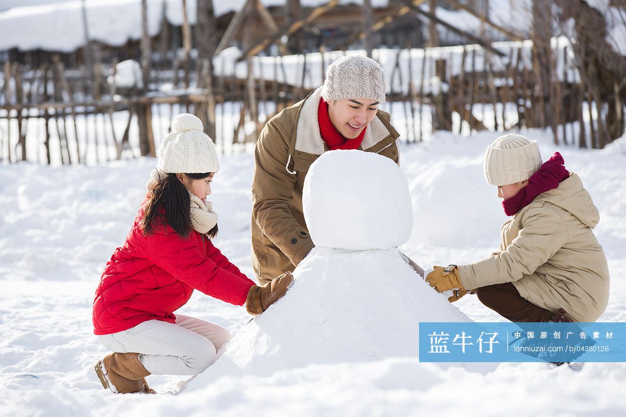 爸爸和孩子们一起堆雪人